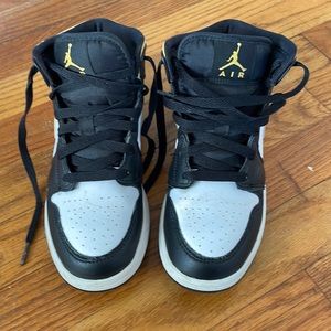 Nike Air Jordan 1 Retro Mid White Pollen Black